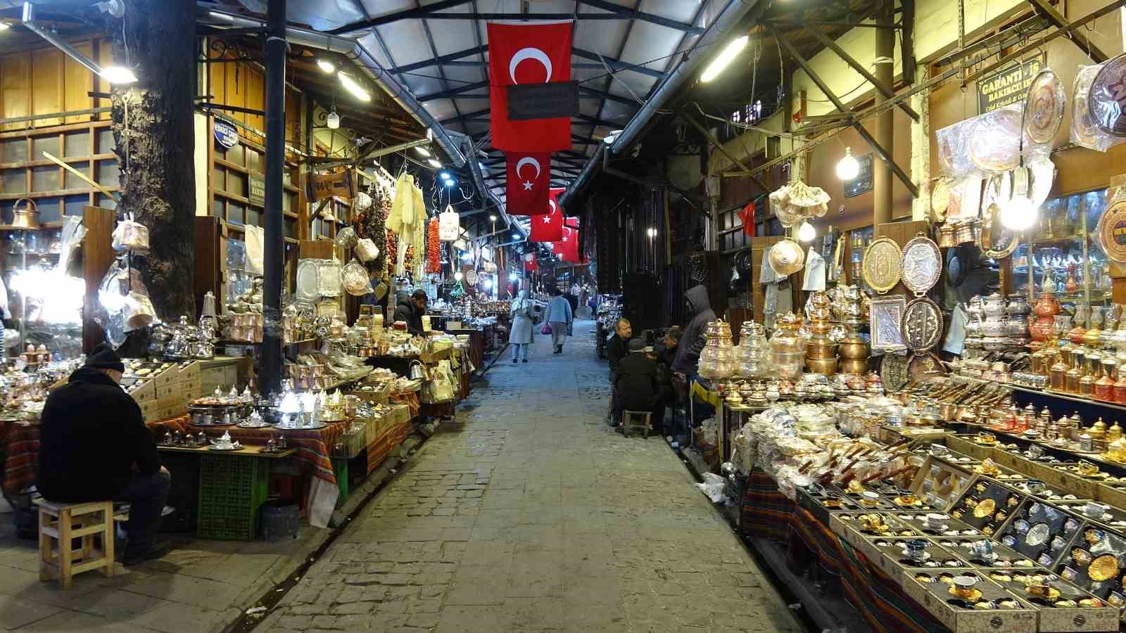 Gaziantep’te kar yağışı tarihi çarşıları sessizliğe bürüdü
Gaziantep’te kar yağışı tarihi çarşıları sessizliğe bürüdü