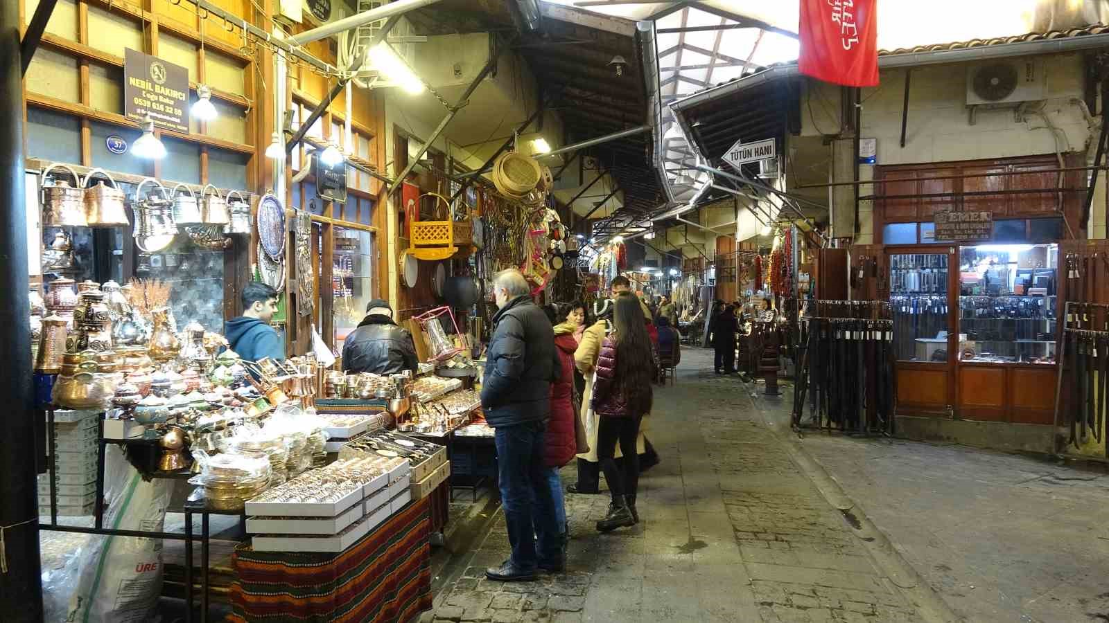 Gaziantep’te kar yağışı tarihi çarşıları sessizliğe bürüdü
Gaziantep’te kar yağışı tarihi çarşıları sessizliğe bürüdü