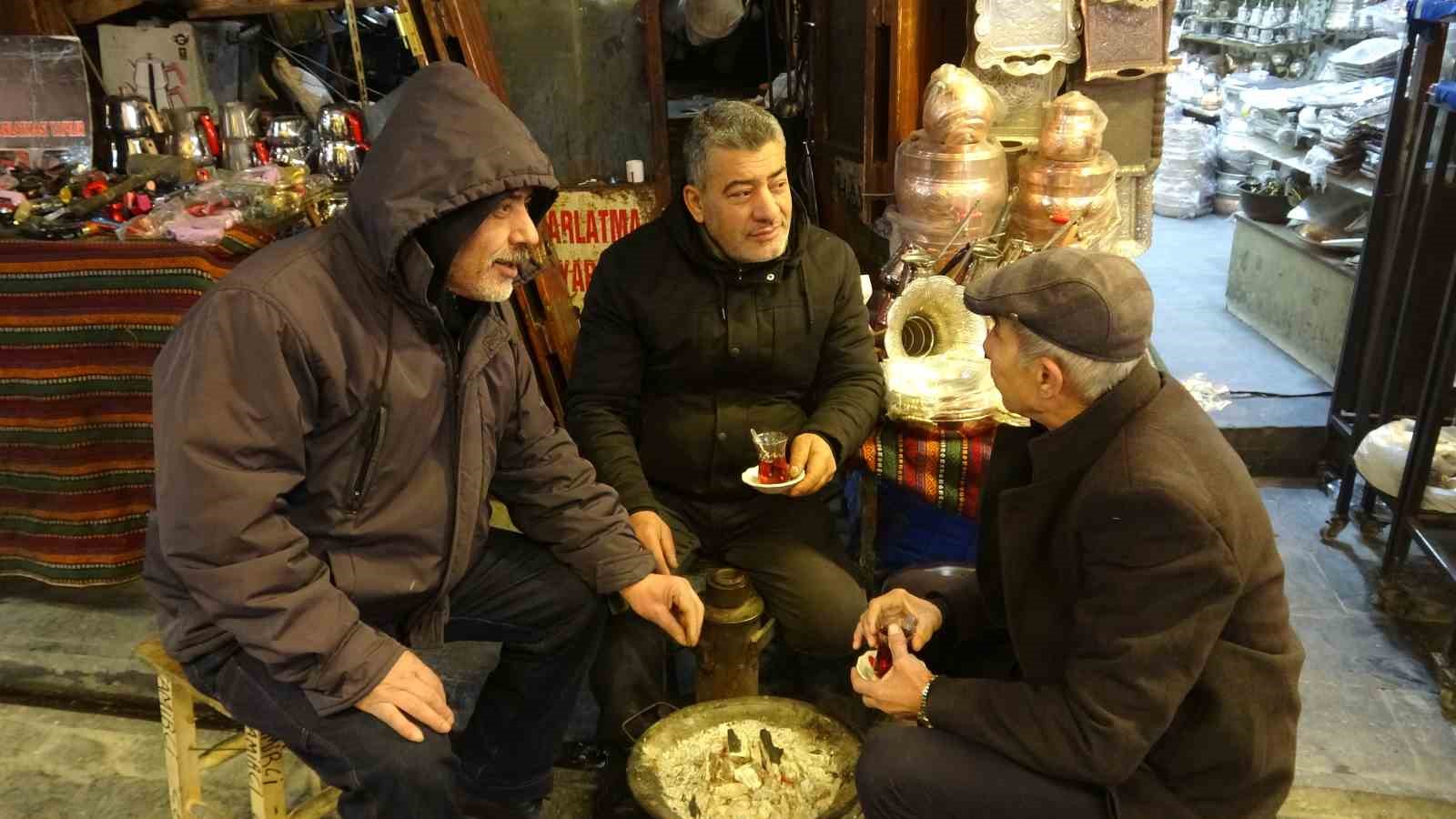 Gaziantep’te kar yağışı tarihi çarşıları sessizliğe bürüdü
Gaziantep’te kar yağışı tarihi çarşıları sessizliğe bürüdü