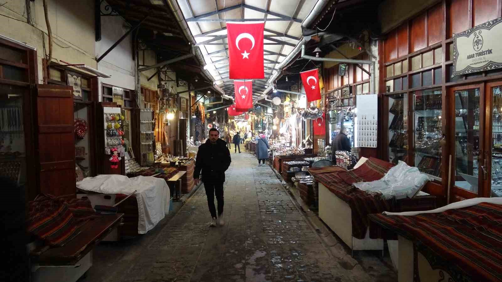 Gaziantep’te kar yağışı tarihi çarşıları sessizliğe bürüdü
Gaziantep’te kar yağışı tarihi çarşıları sessizliğe bürüdü