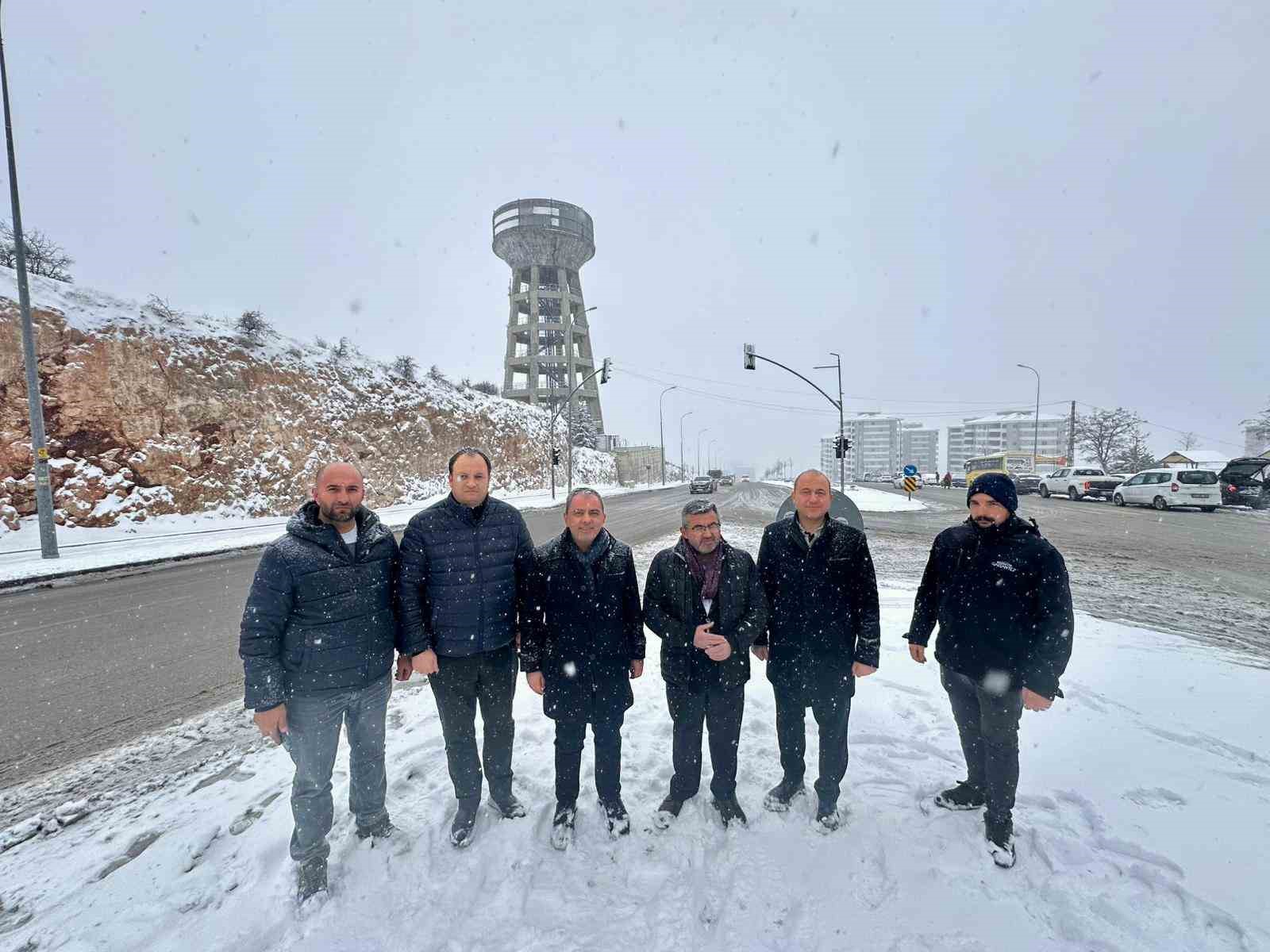 Gaziantep’te karla mücadele çalışmaları aralıksız devam ediyor
Gaziantep’te karla mücadele çalışmaları aralıksız devam ediyor