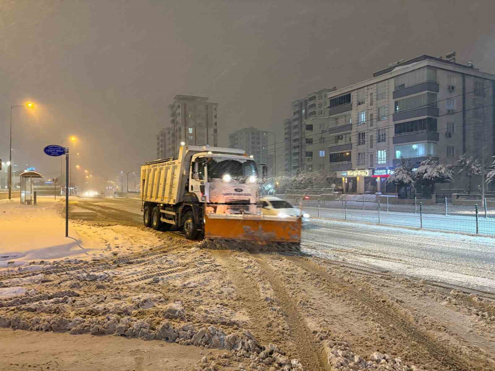 Gaziantep’te karla mücadele çalışmaları gece boyunca sürdü
Gaziantep’te karla mücadele çalışmaları gece boyunca sürdü
