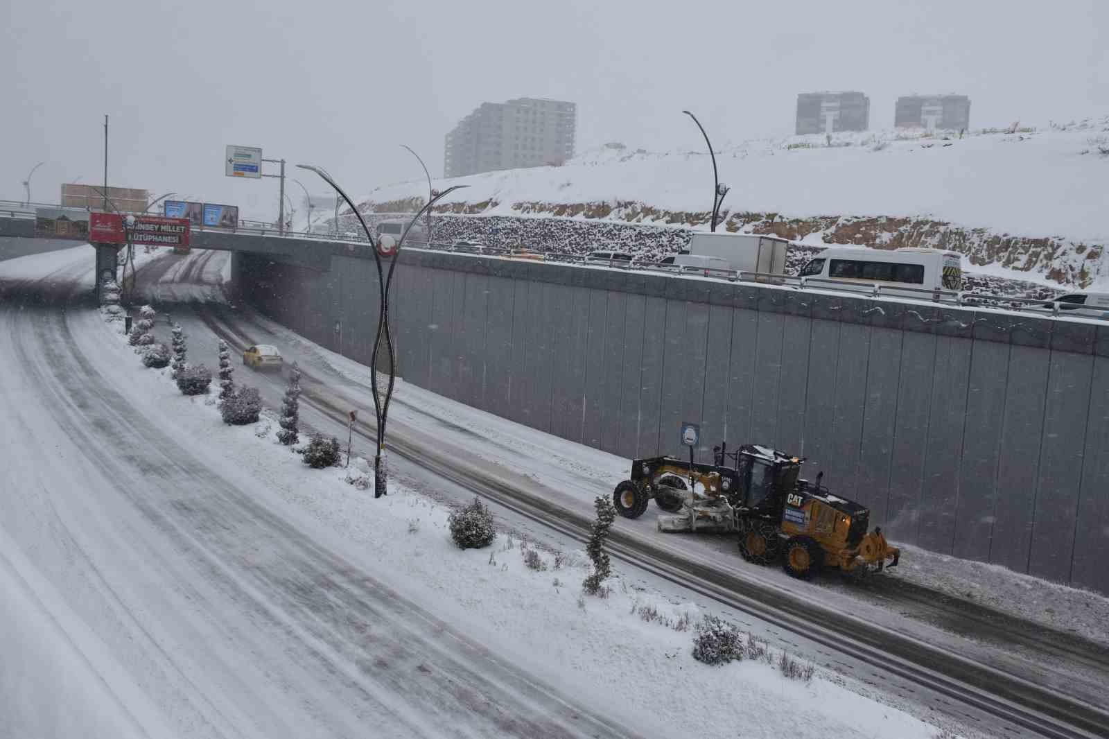 Gaziantep’te karla yoğun mücadele
