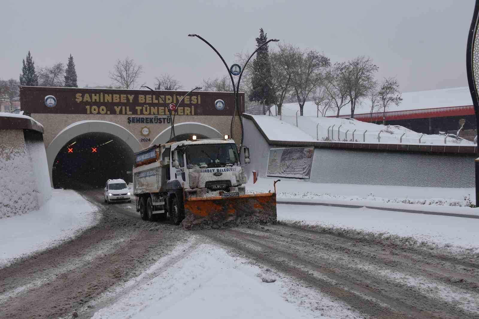Gaziantep’te karla yoğun mücadele
