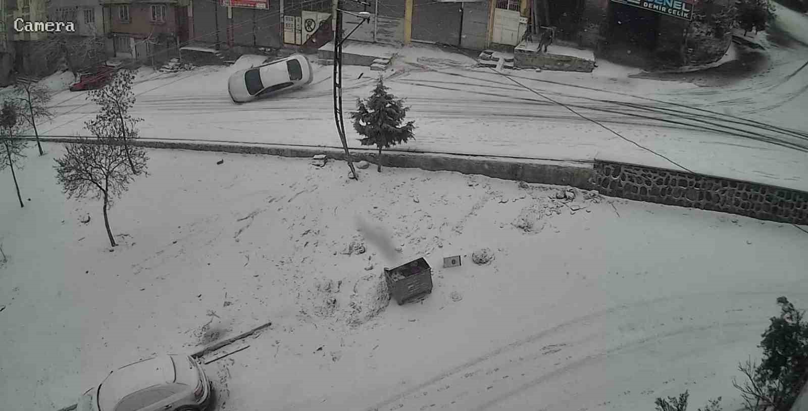 Gaziantep’te karlı yolda feci kaza: Kayan araç kaldırıma çarparak devrildi
