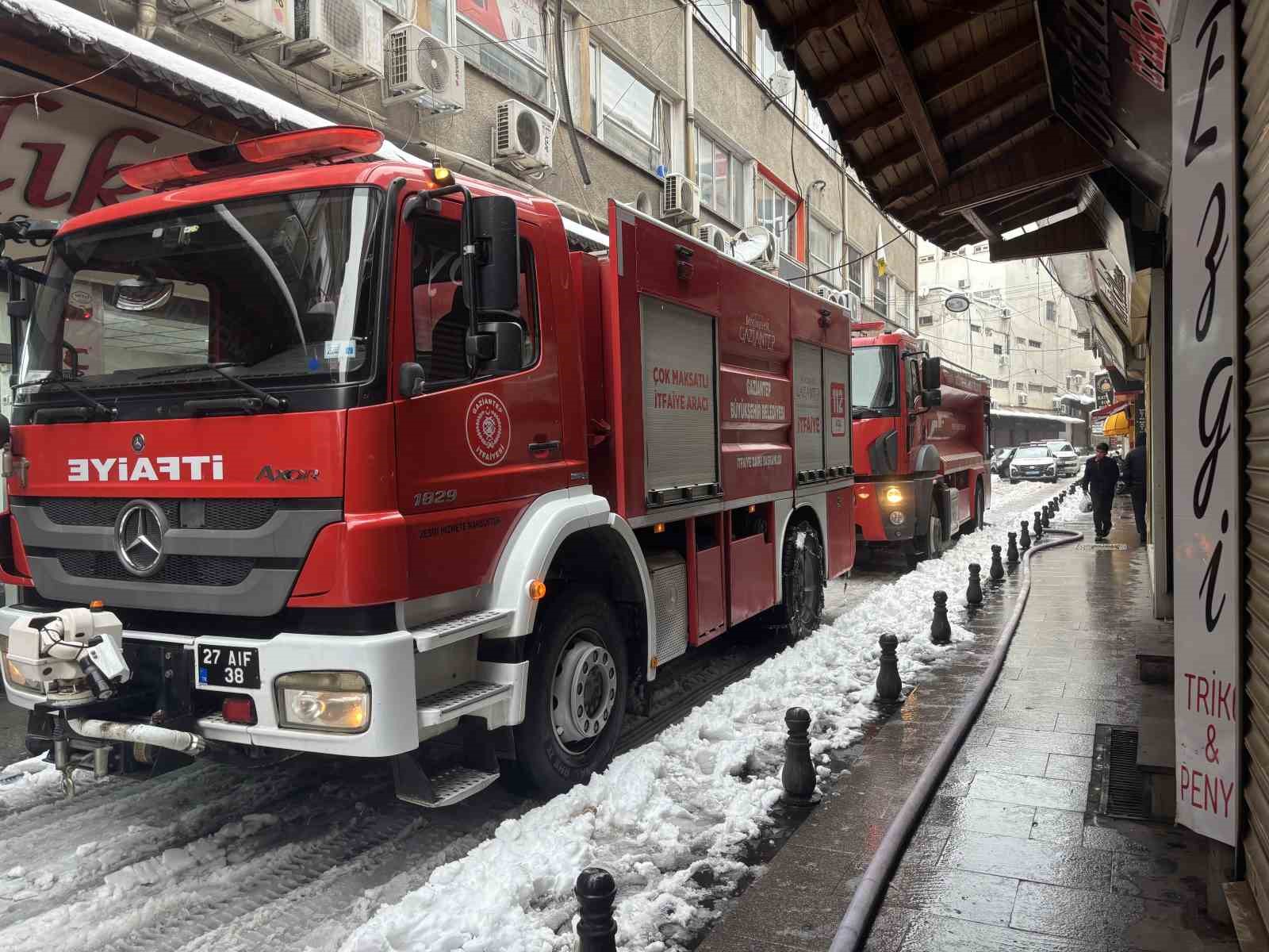Gaziantep’te korkutan iş yeri yangını: 2’si ağır 6 kişi dumandan etkilendi
