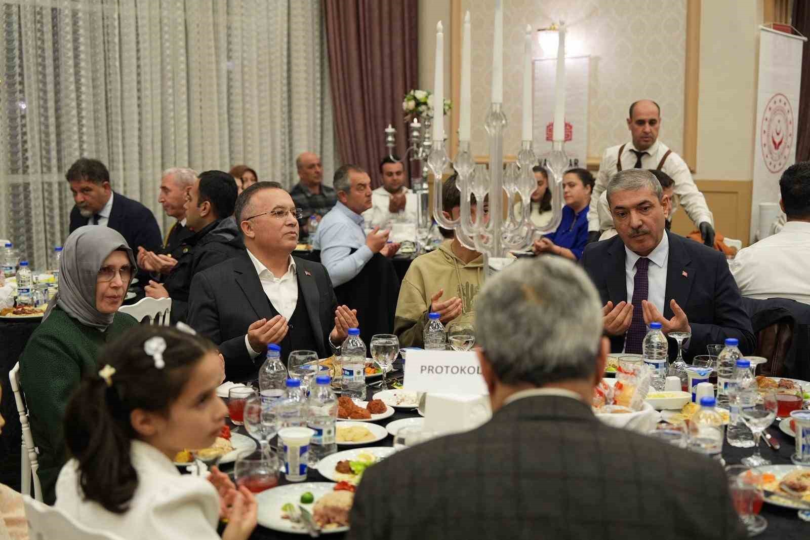 Gaziantep’te koruyucu aileler ve çocukları iftarda buluştu
