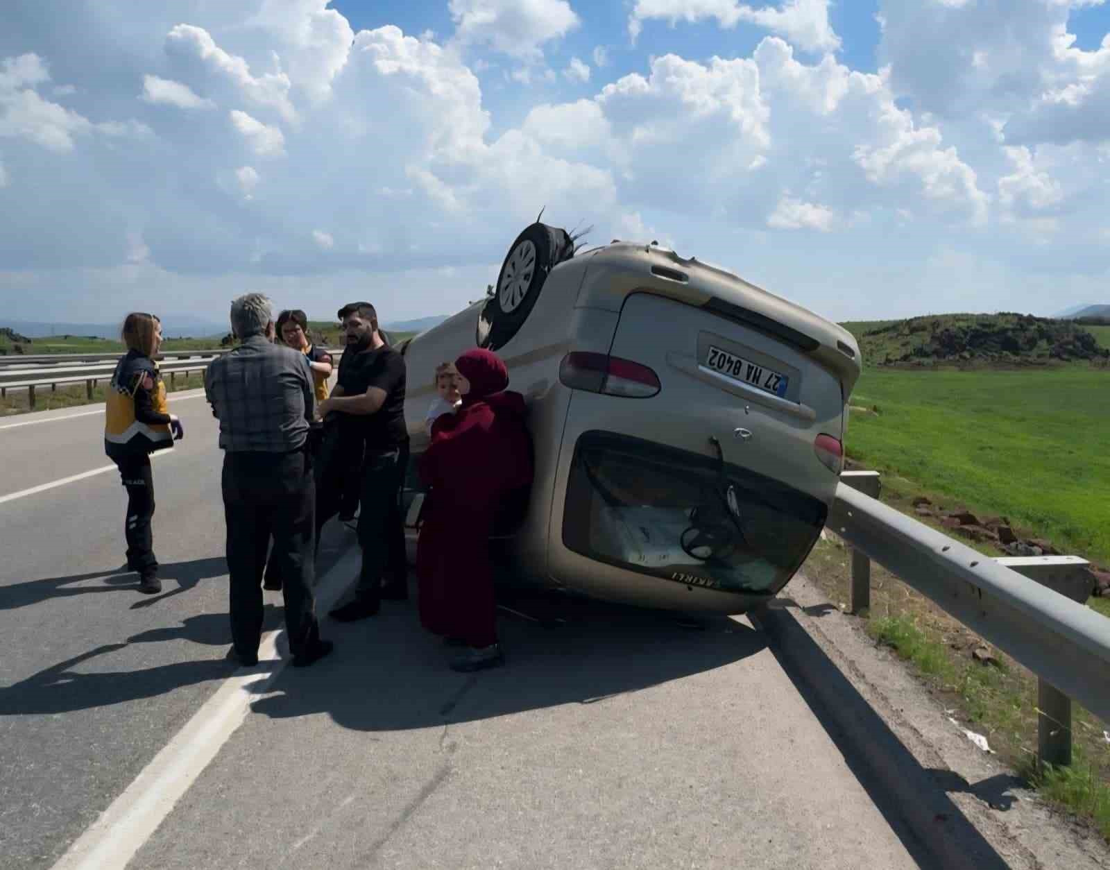 Gaziantep’te lastiği patlayan minibüs takla attı
