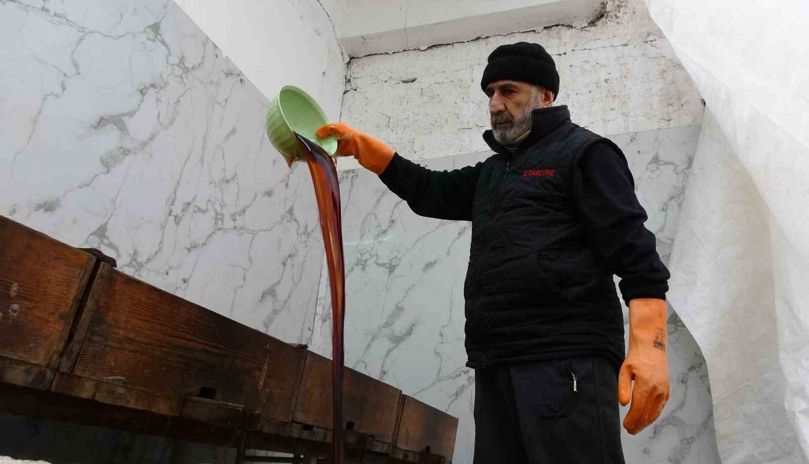 Gaziantep’te meyan şerbeti iftar sofralarındaki yerini aldı
Gaziantep’te meyan şerbeti iftar sofralarındaki yerini aldı