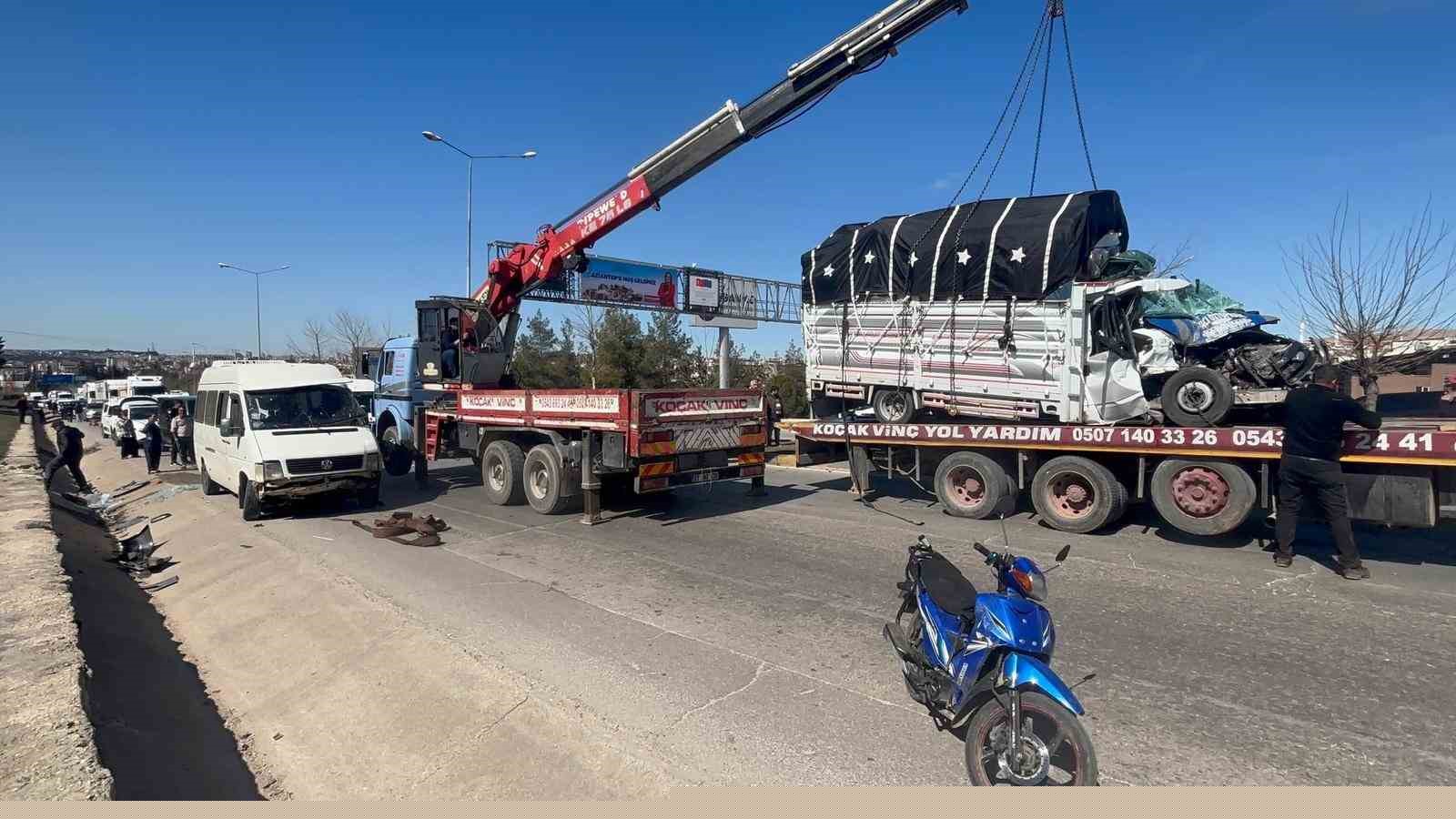 Gaziantep’te minibüs ile kamyonet çarpıştı: 4 yaralı
