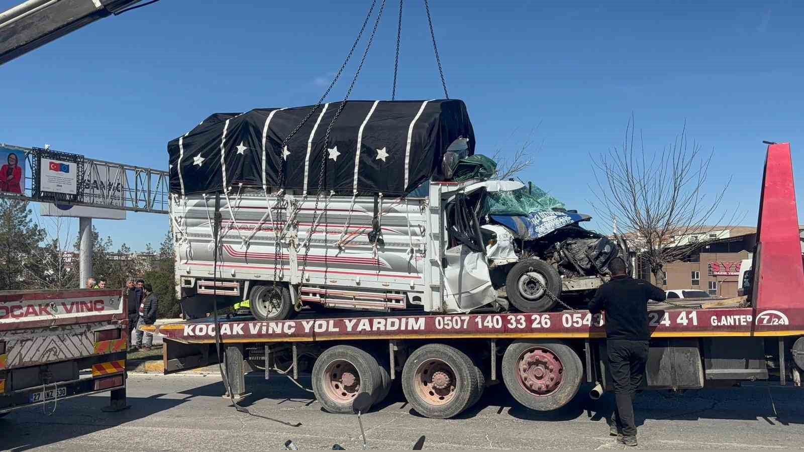 Gaziantep’te minibüs ile kamyonet çarpıştı: 4 yaralı
