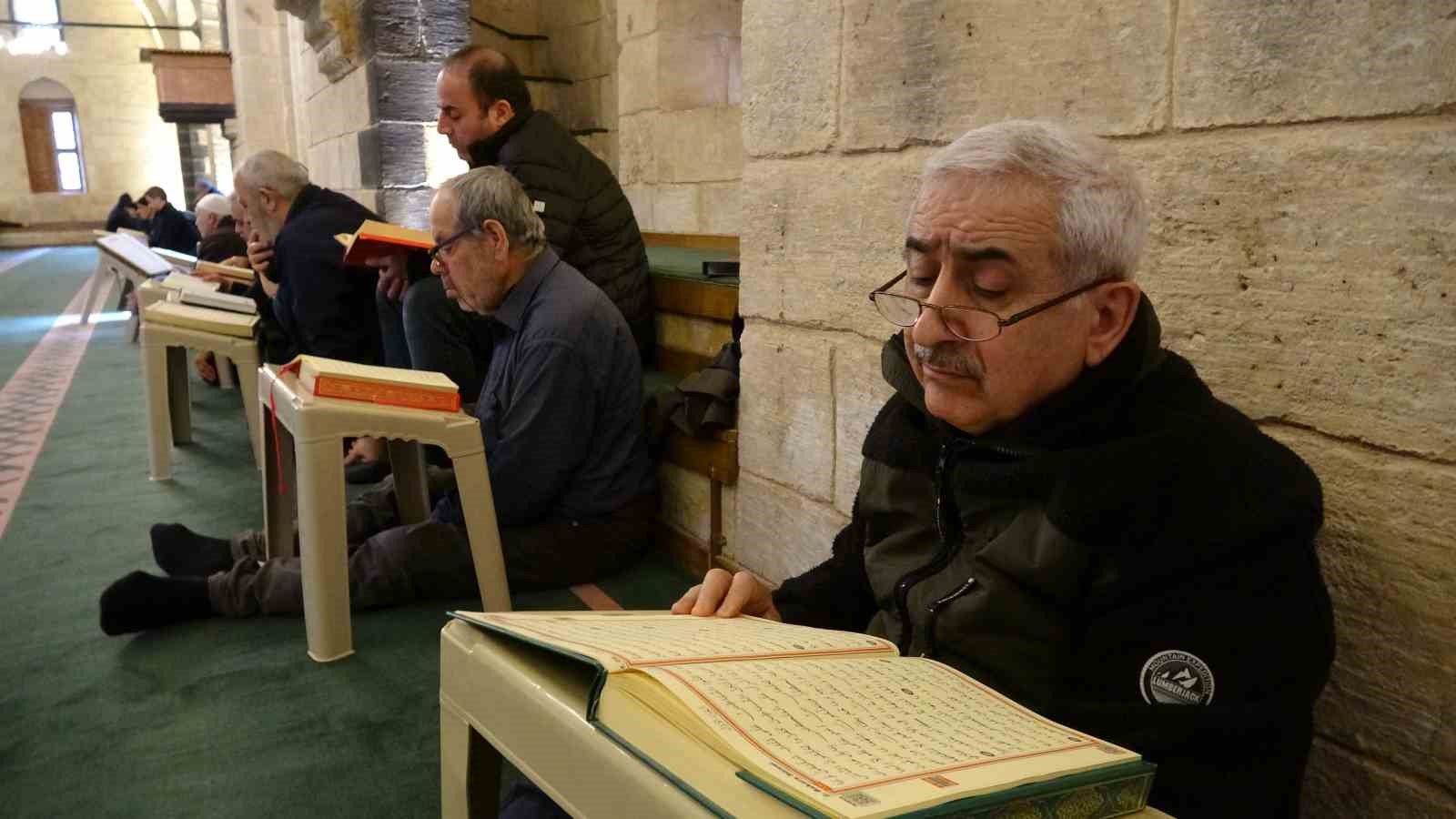 Gaziantep’te mukabele geleneği tarihi camilerde sürdürülüyor
