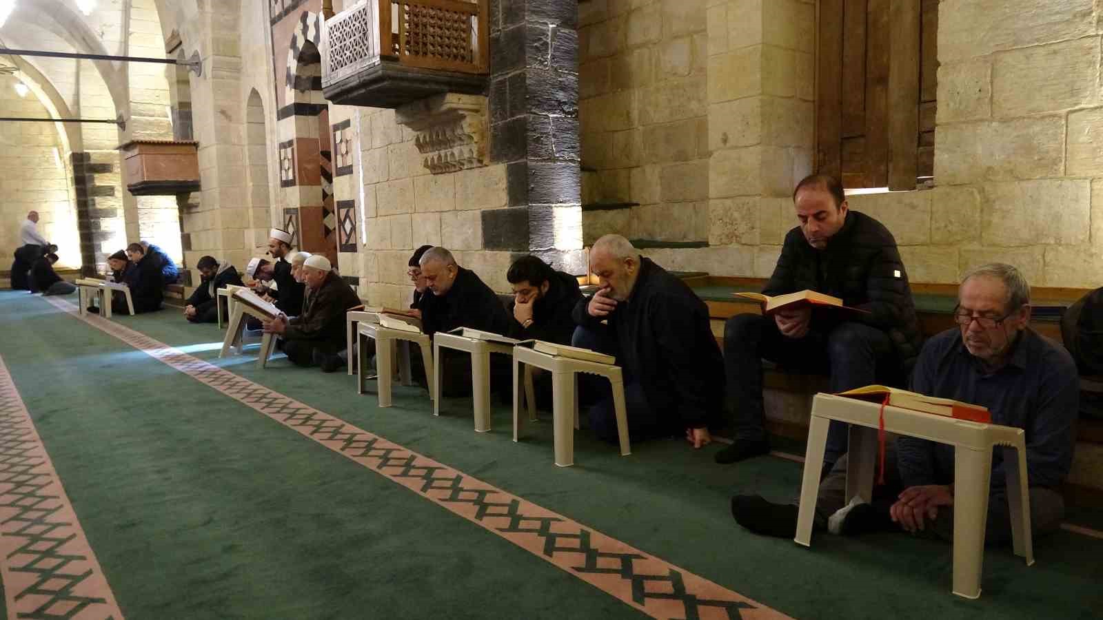 Gaziantep’te mukabele geleneği tarihi camilerde sürdürülüyor
