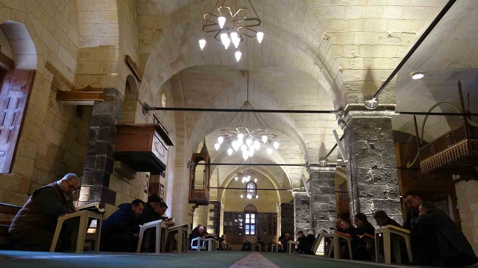 Gaziantep’te mukabele geleneği tarihi camilerde sürdürülüyor
