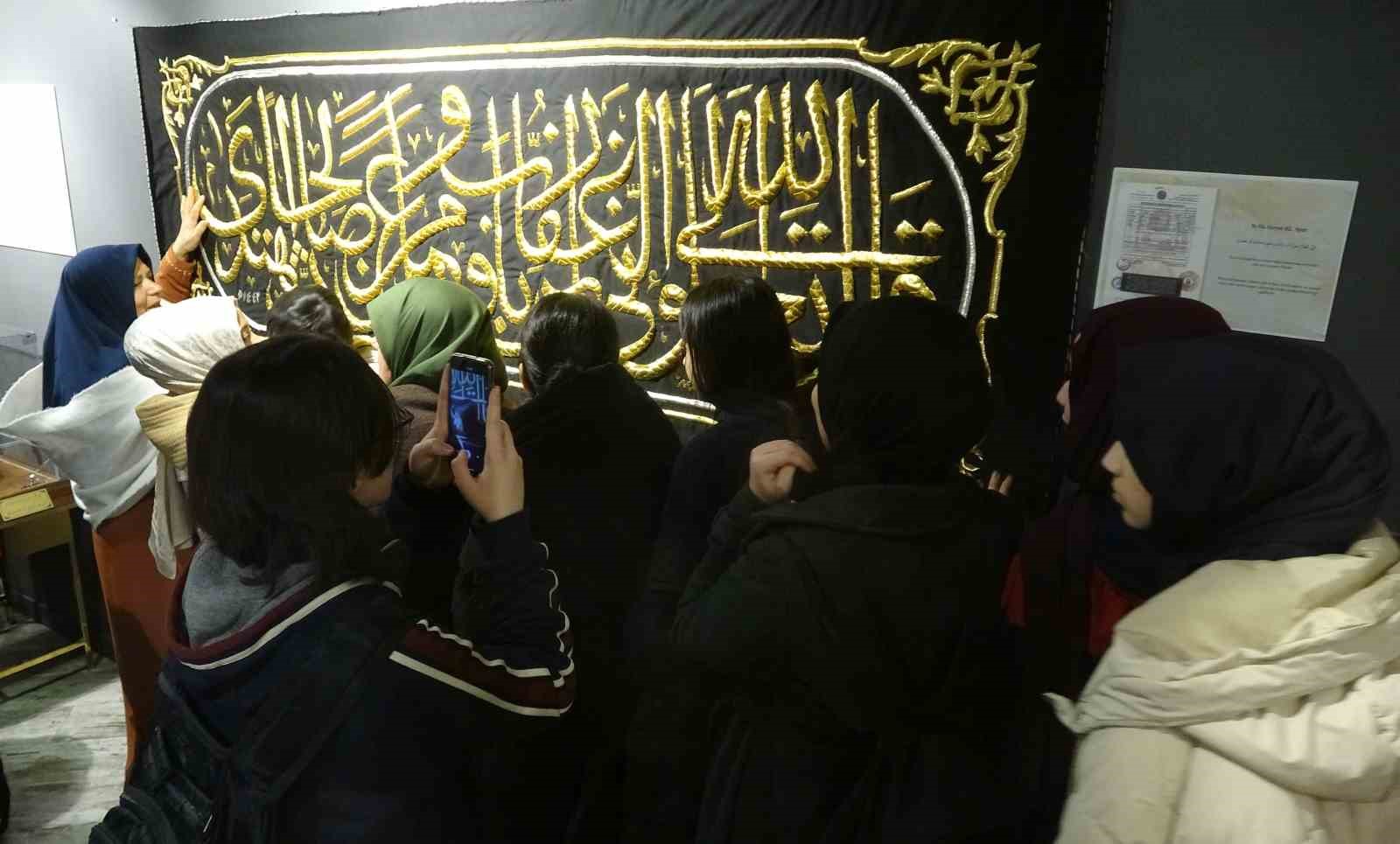 Gaziantep’te ’Mukaddes Emanetler Sergisi’ne yoğun ilgi: Uzun kuyruklar oluştu
