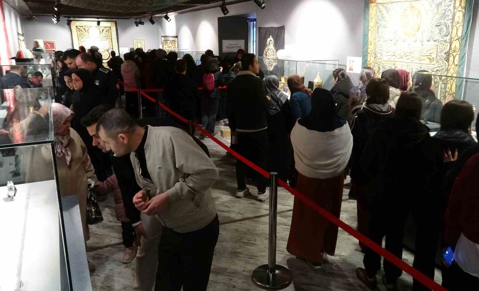 Gaziantep’te ’Mukaddes Emanetler Sergisi’ne yoğun ilgi: Uzun kuyruklar oluştu
