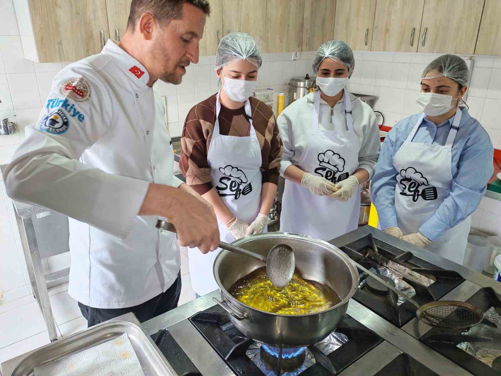 Gaziantep’te öğrenciler içli köfte yaptı

