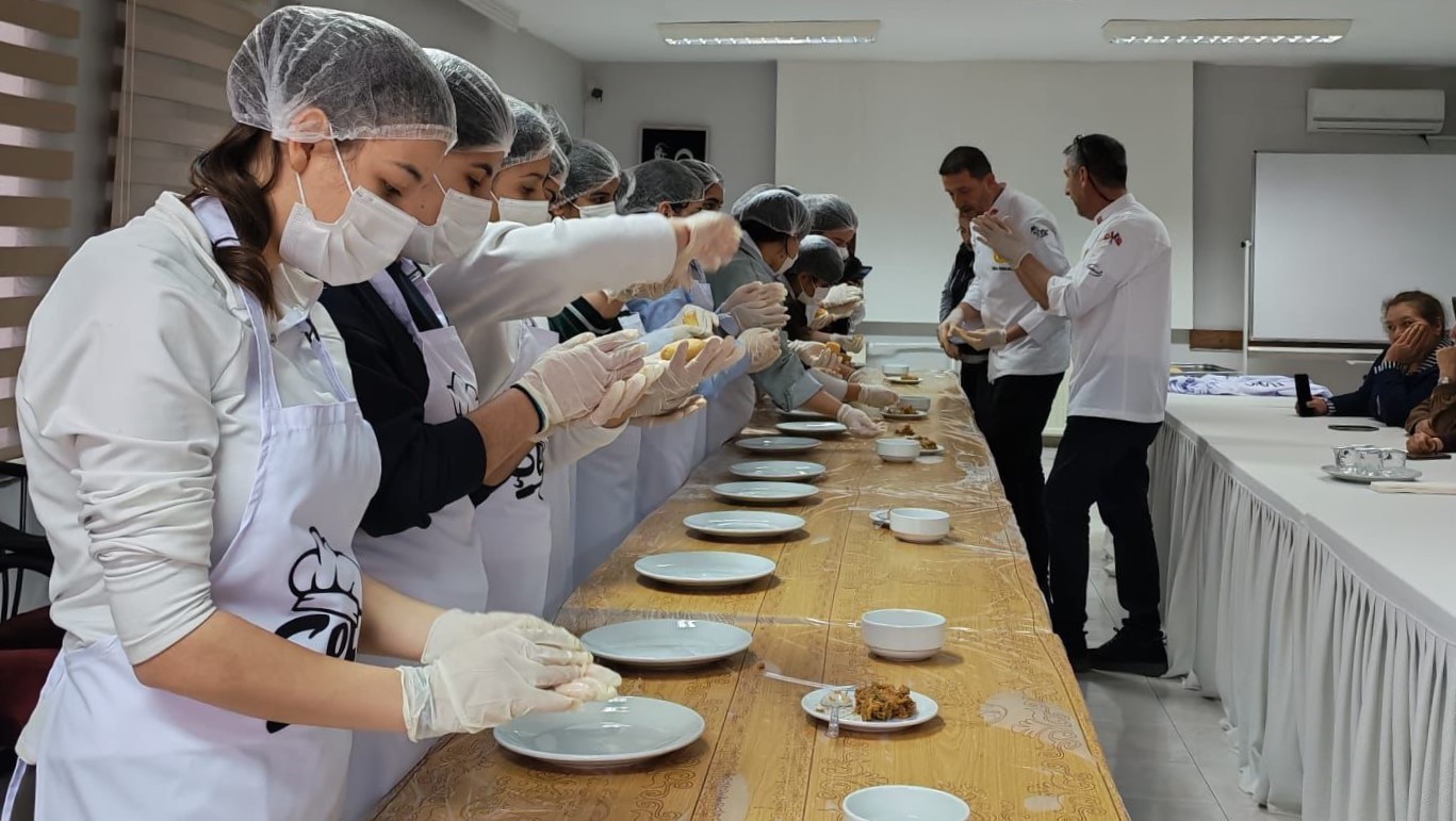 Gaziantep’te öğrenciler içli köfte yaptı
