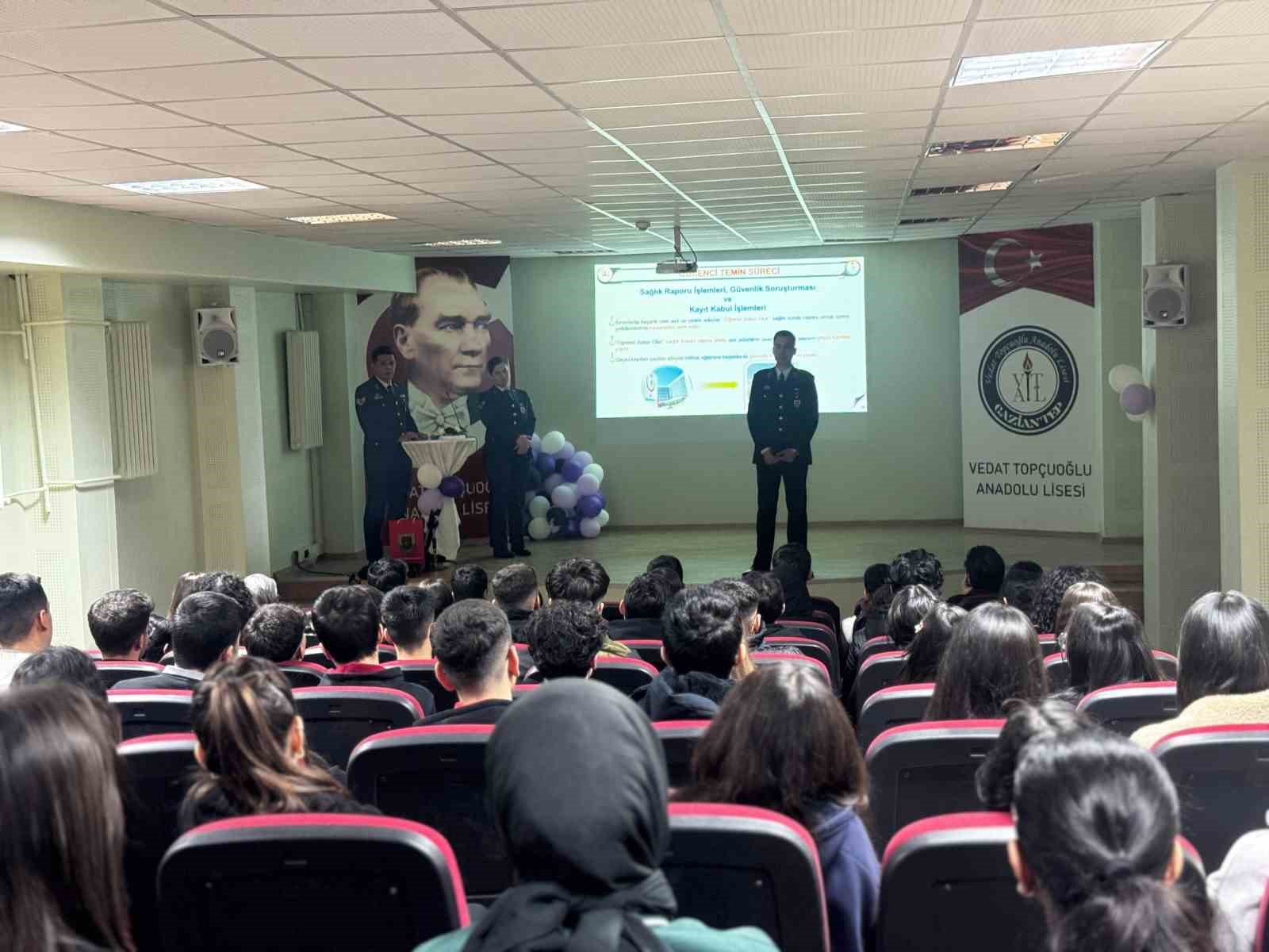 Gaziantep’te öğrencilere jandarma mesleği tanıtıldı
Gaziantep’te öğrencilere jandarma mesleği tanıtıldı