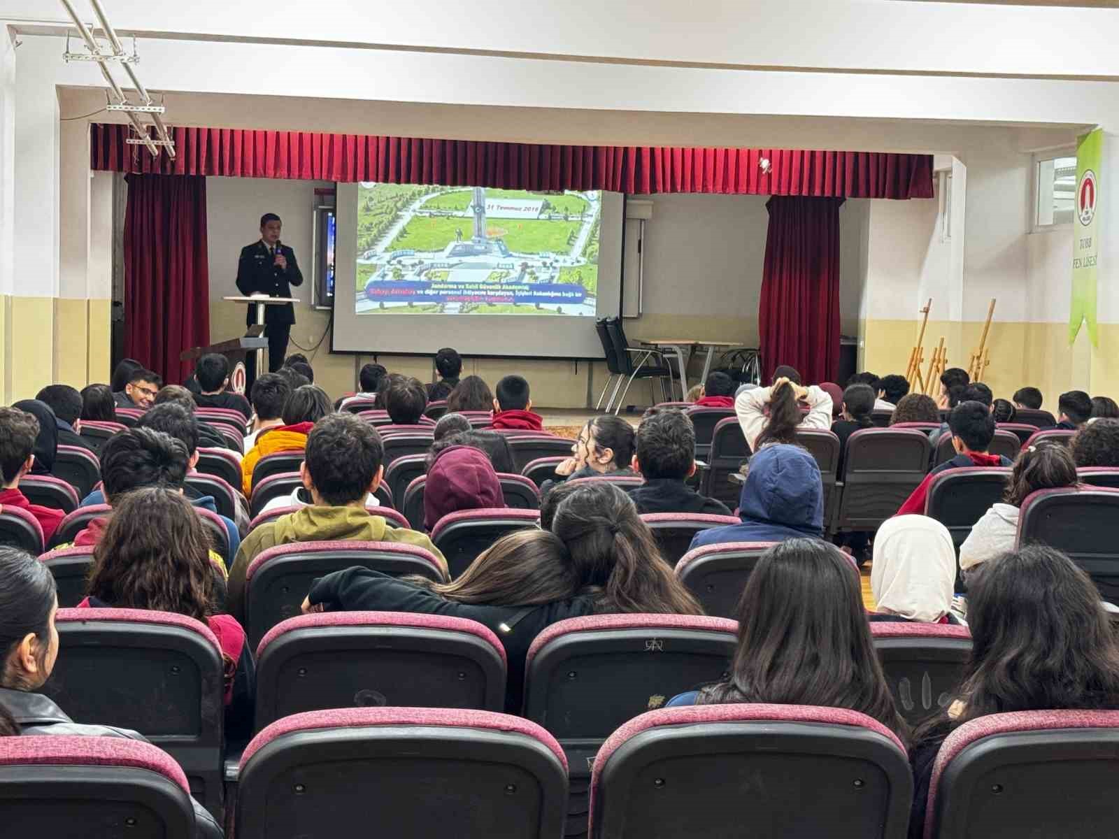 Gaziantep’te öğrencilere jandarma mesleği tanıtıldı
Gaziantep’te öğrencilere jandarma mesleği tanıtıldı