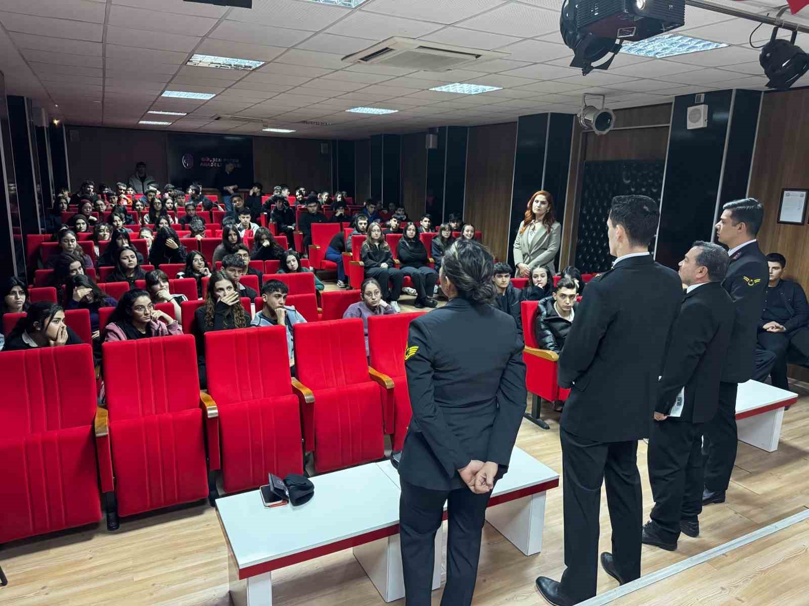 Gaziantep’te öğrencilere jandarma mesleği tanıtıldı
Gaziantep’te öğrencilere jandarma mesleği tanıtıldı