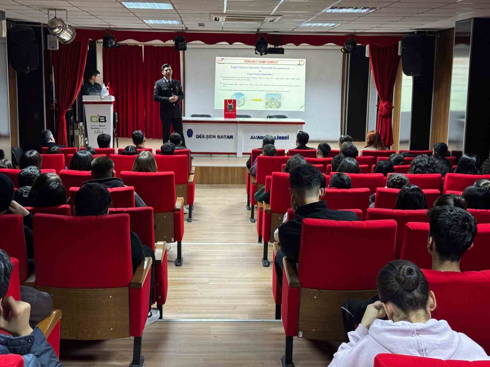 Gaziantep’te öğrencilere jandarma mesleği tanıtıldı
Gaziantep’te öğrencilere jandarma mesleği tanıtıldı
