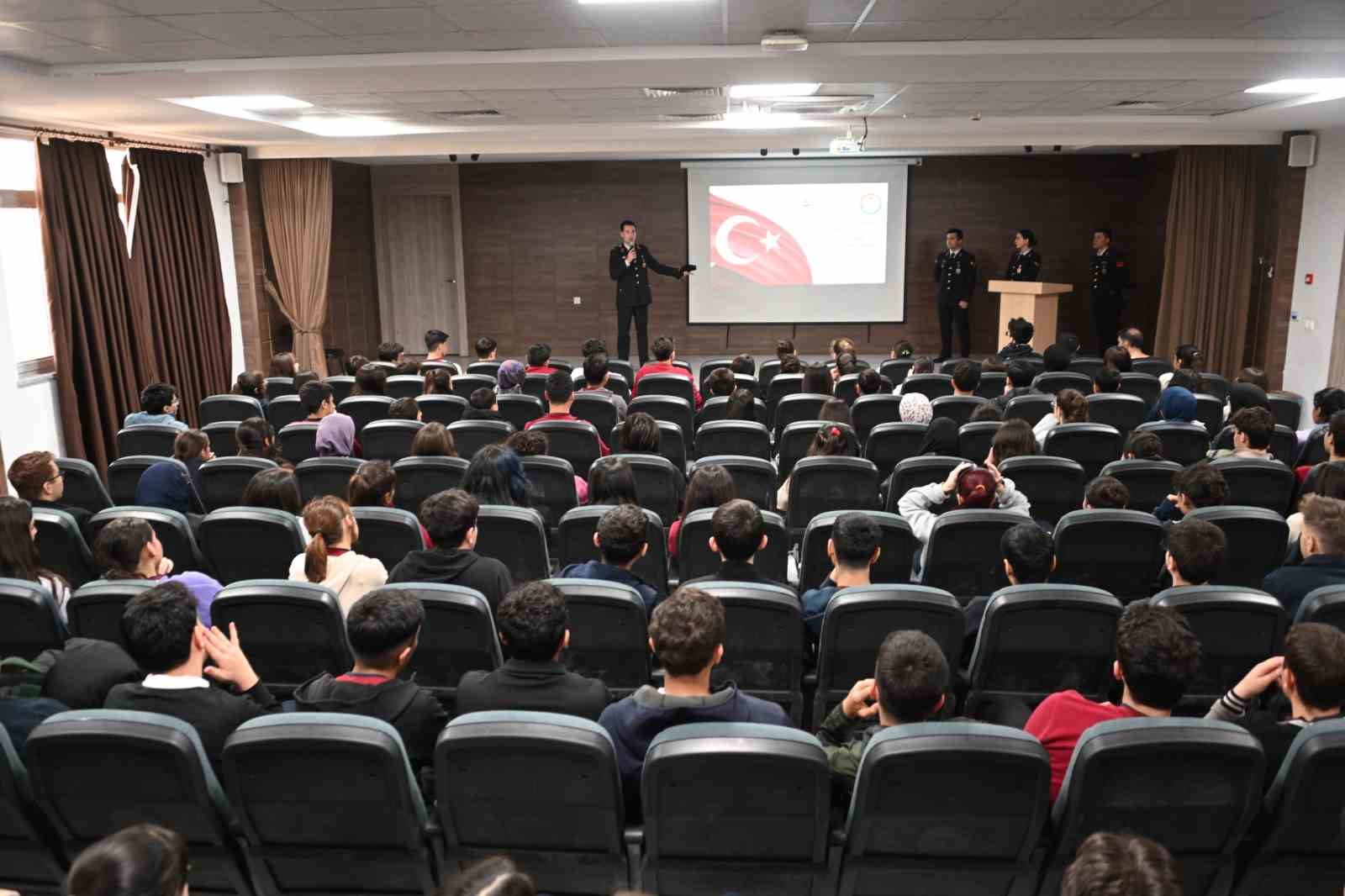 Gaziantep’te öğrencilere jandarma mesleği tanıtıldı
