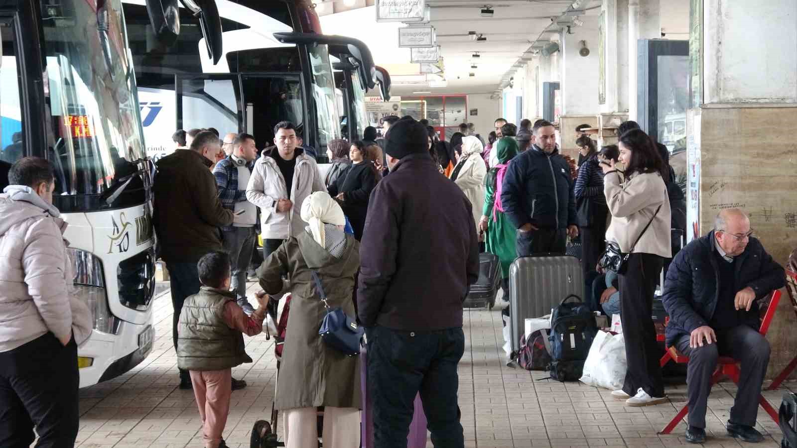 Gaziantep’te otogarda bayram yoğunluğu
