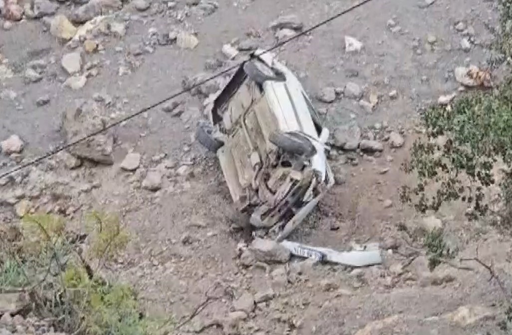 Gaziantep’te otomobil dere yatağına uçtu, sürücü yaralandı
