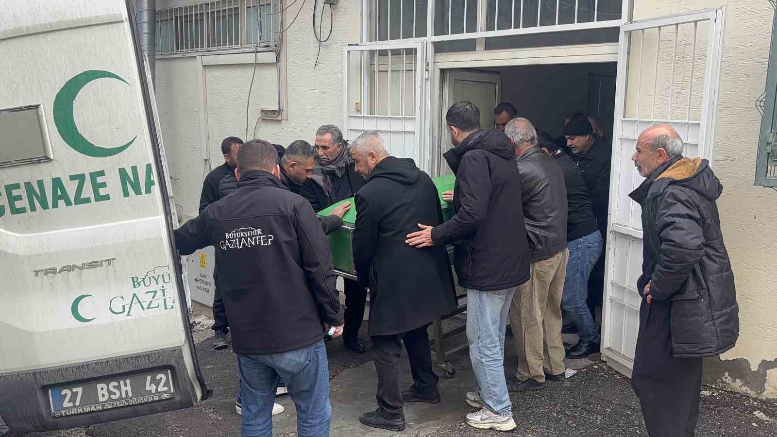 Gaziantep’te otomobil tıra arkadan çarptı: 3 kardeş hayatını kaybetti
