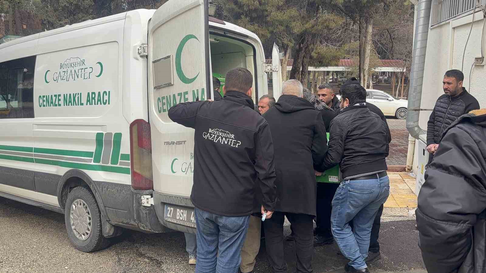 Gaziantep’te otomobil tıra arkadan çarptı: 3 kardeş hayatını kaybetti
