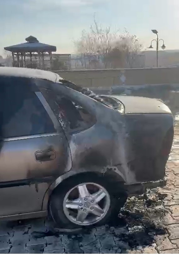 Gaziantep’te park halindeki araç kundaklandı
