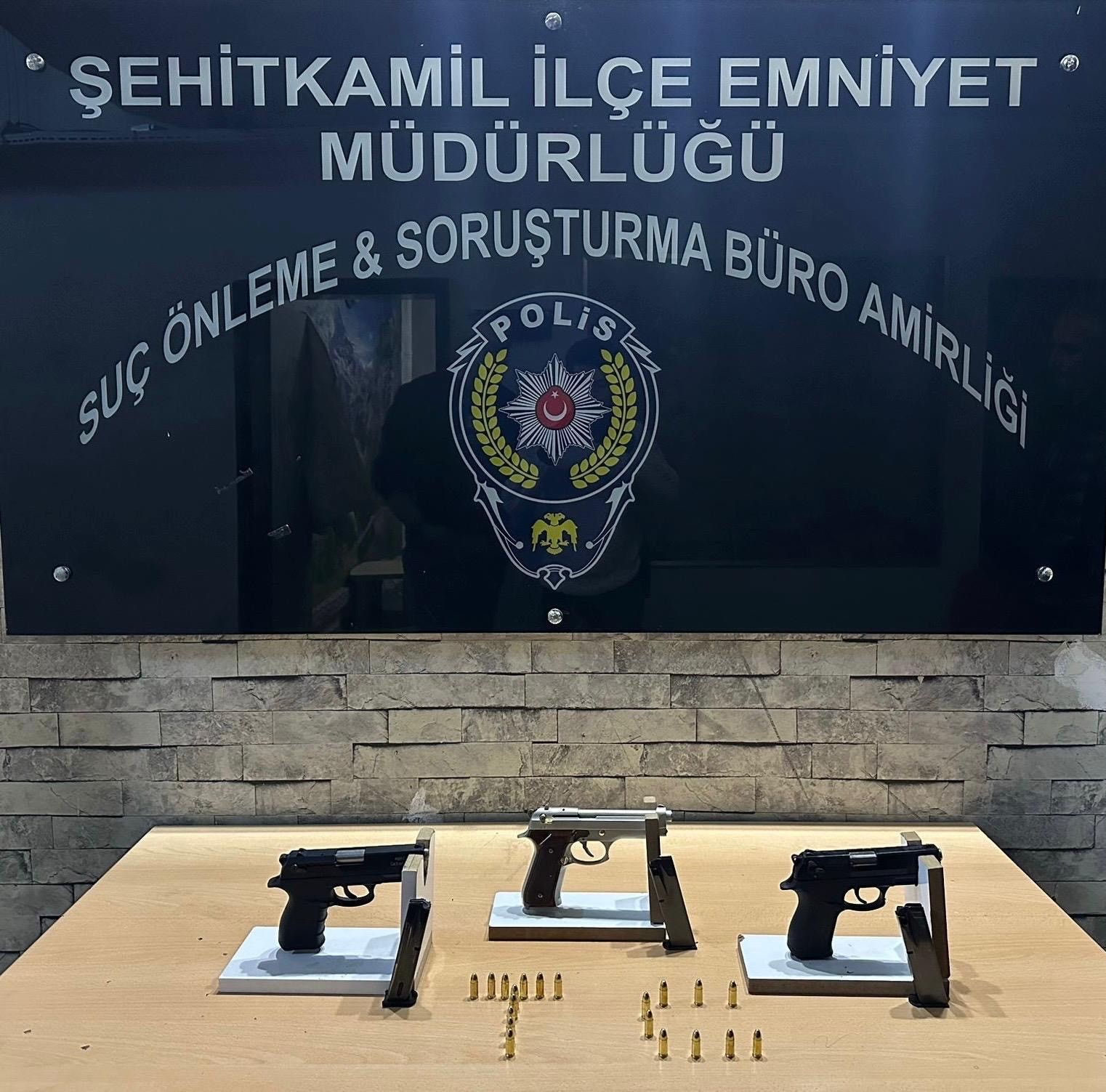 Gaziantep’te ruhsatsız 2 tüfek ile 8 tabanca ele geçirildi: 5 gözaltı
