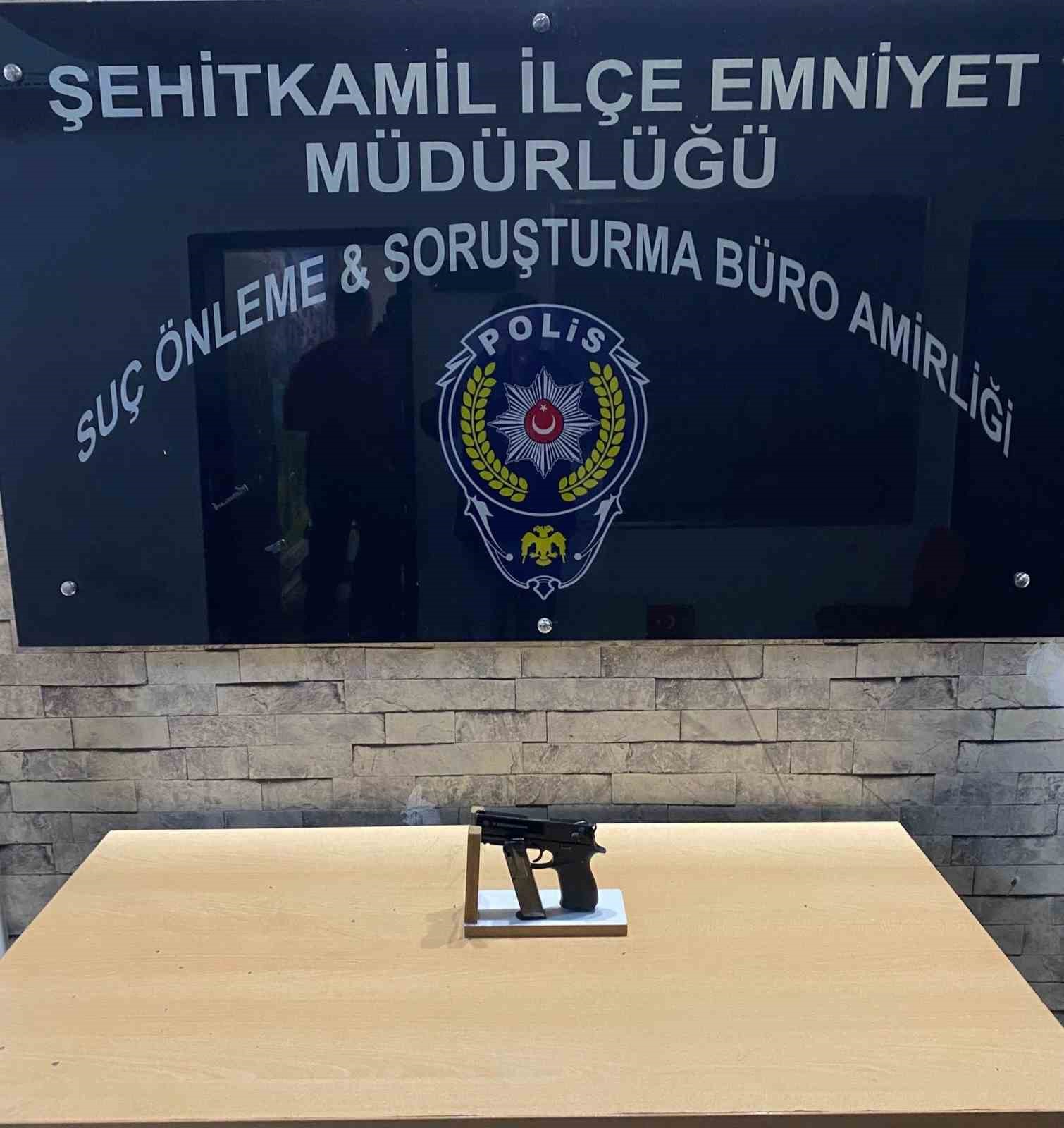 Gaziantep’te ruhsatsız 2 tüfek ile 8 tabanca ele geçirildi: 5 gözaltı
