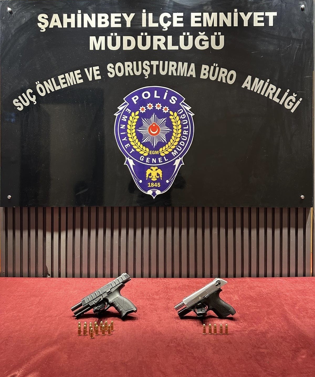 Gaziantep’te ruhsatsız 2 tüfek ile 8 tabanca ele geçirildi: 5 gözaltı
