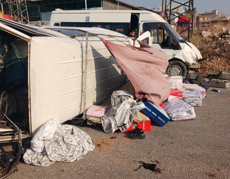 Gaziantep’te servis ile panelvan çarpıştı: Bir kişinin öldüğü feci kaza kamerada
