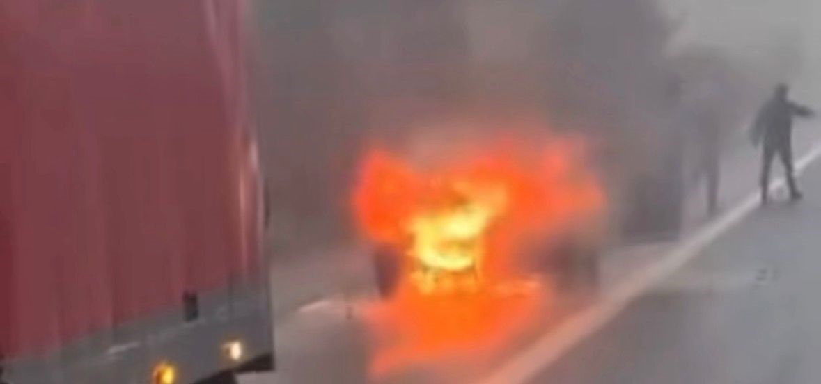 Gaziantep’te seyir halindeki araç alev alev yandı
