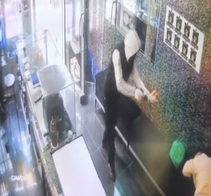 Gaziantep’te silahlı, maskeli ve biber gazlı kuyumcu soygunu kamerada
Gaziantep’te silahlı, maskeli ve biber gazlı kuyumcu soygunu kamerada