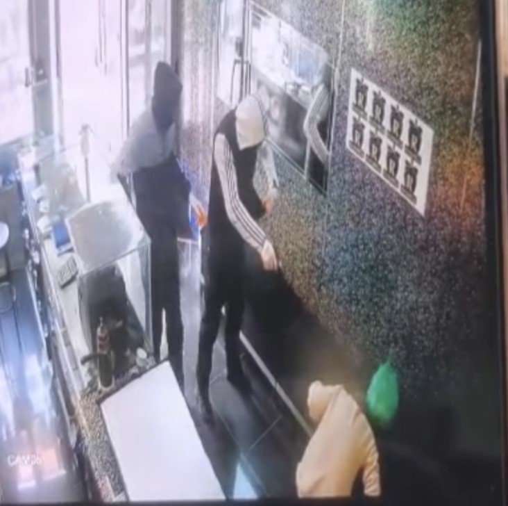 Gaziantep’te silahlı, maskeli ve biber gazlı kuyumcu soygunu kamerada
Gaziantep’te silahlı, maskeli ve biber gazlı kuyumcu soygunu kamerada