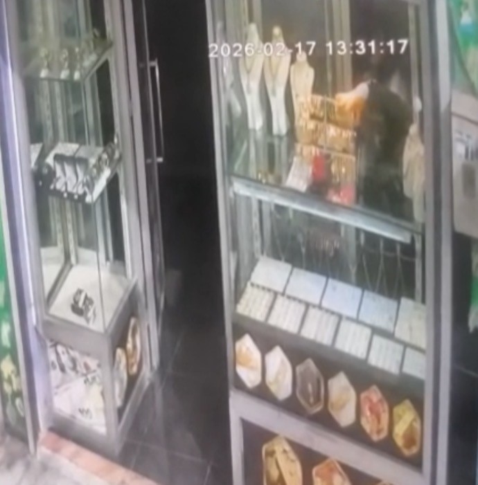 Gaziantep’te silahlı, maskeli ve biber gazlı kuyumcu soygunu kamerada
Gaziantep’te silahlı, maskeli ve biber gazlı kuyumcu soygunu kamerada