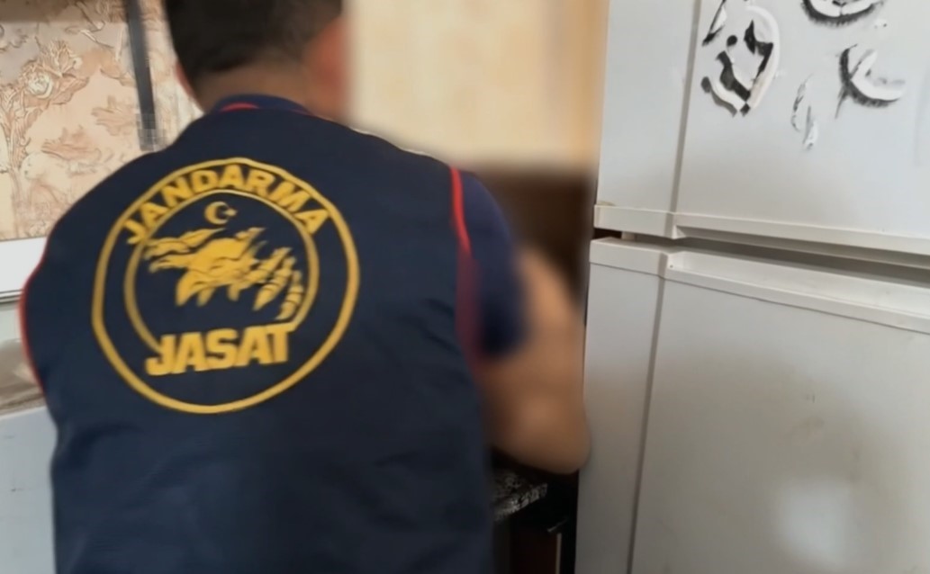 Gaziantep’te silahlı yağma suçundan aranan şahıs mutfak dolabında yakalandı
