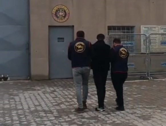 Gaziantep’te silahlı yağma suçundan aranan şahıs mutfak dolabında yakalandı
