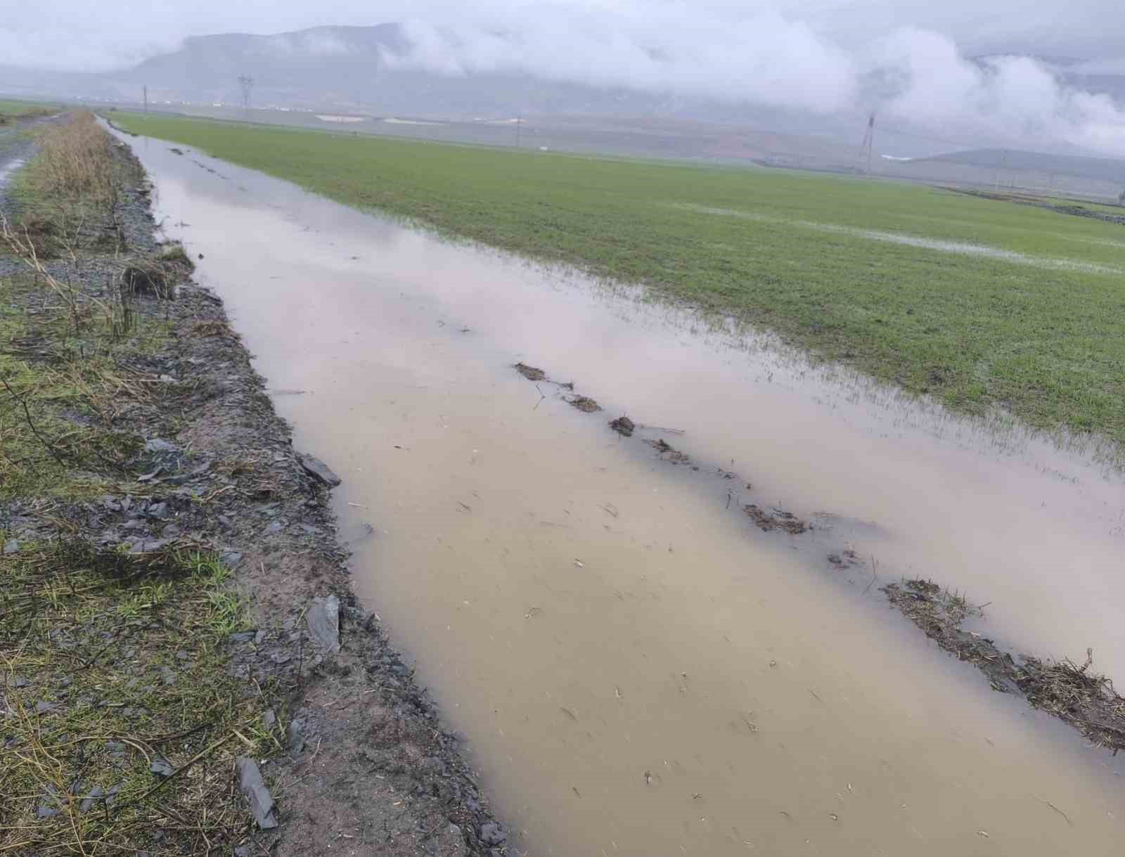 Gaziantep’te tarım arazileri su altında kaldı
