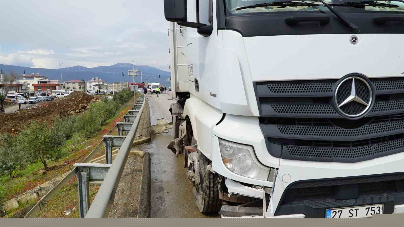 Gaziantep’te tır ile otomobil çarpıştı: 2 yaralı
