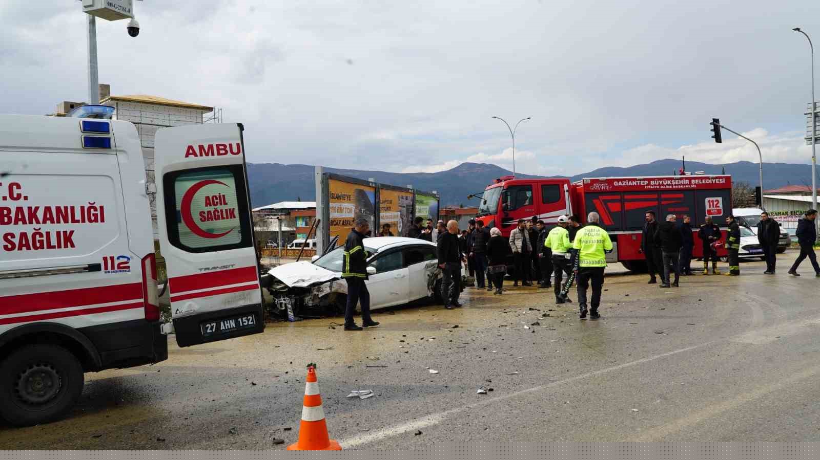 Gaziantep’te tır ile otomobil çarpıştı: 2 yaralı

