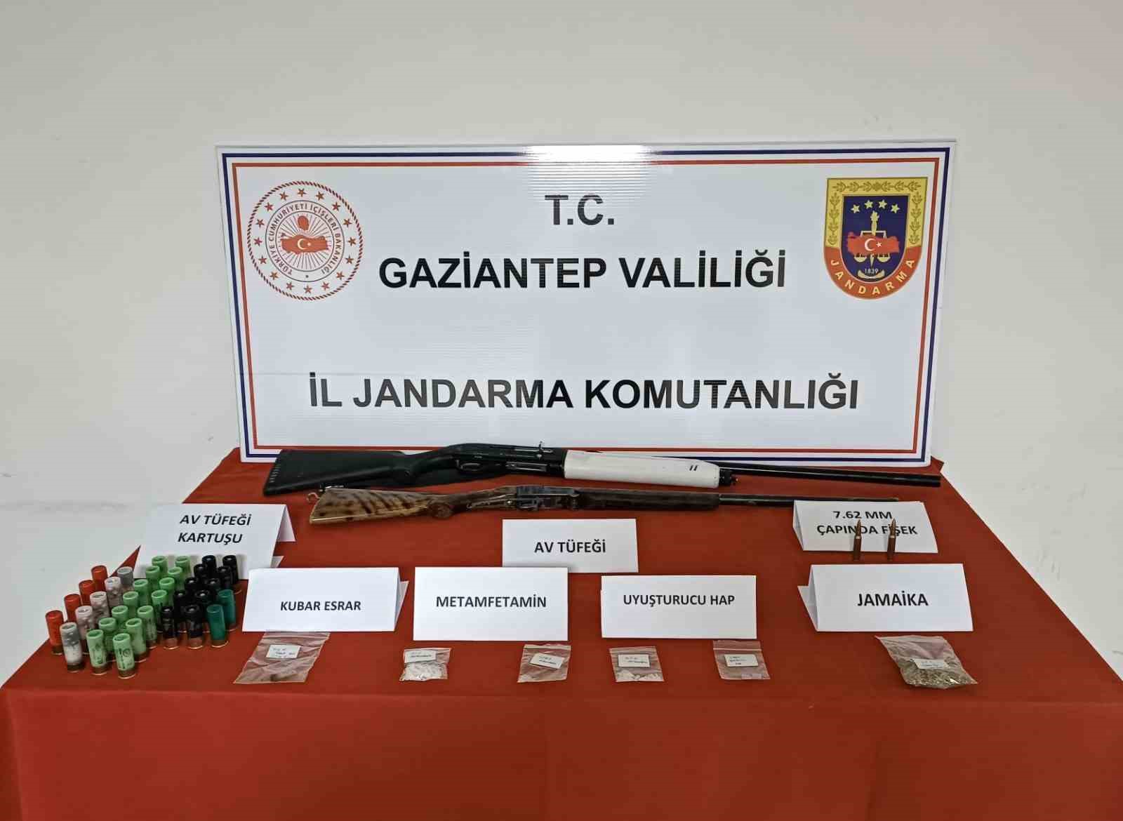 Gaziantep’te uyuşturucu ve kaçakçılığa darbe: 17 tutuklama
Gaziantep’te uyuşturucu ve kaçakçılığa darbe: 17 tutuklama