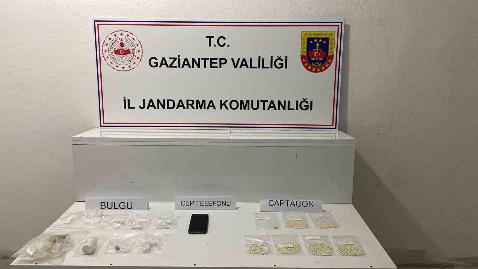 Gaziantep’te uyuşturucu ve kaçakçılığa darbe: 17 tutuklama
Gaziantep’te uyuşturucu ve kaçakçılığa darbe: 17 tutuklama