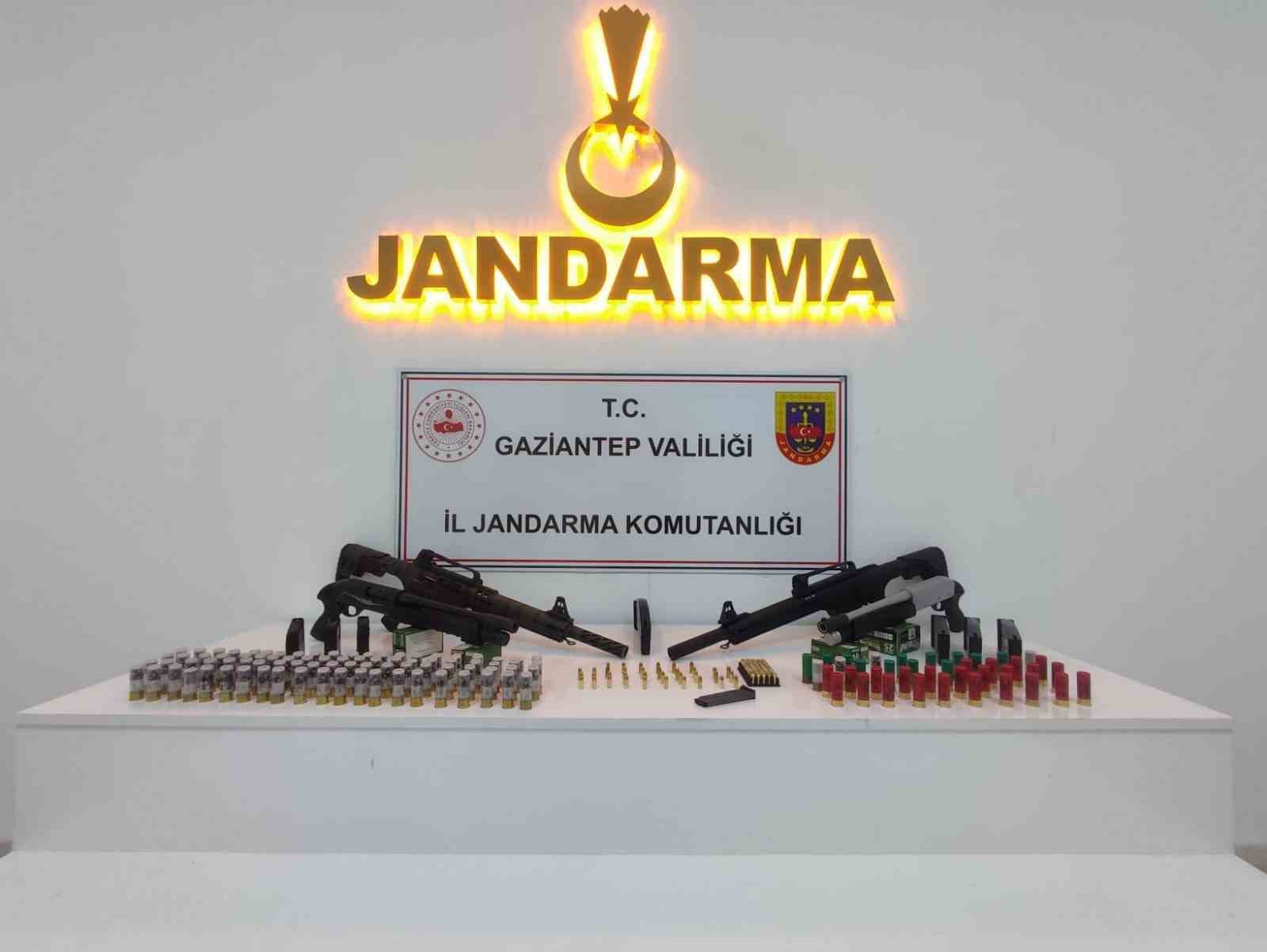 Gaziantep’te uyuşturucu ve kaçakçılığa darbe: 17 tutuklama
Gaziantep’te uyuşturucu ve kaçakçılığa darbe: 17 tutuklama