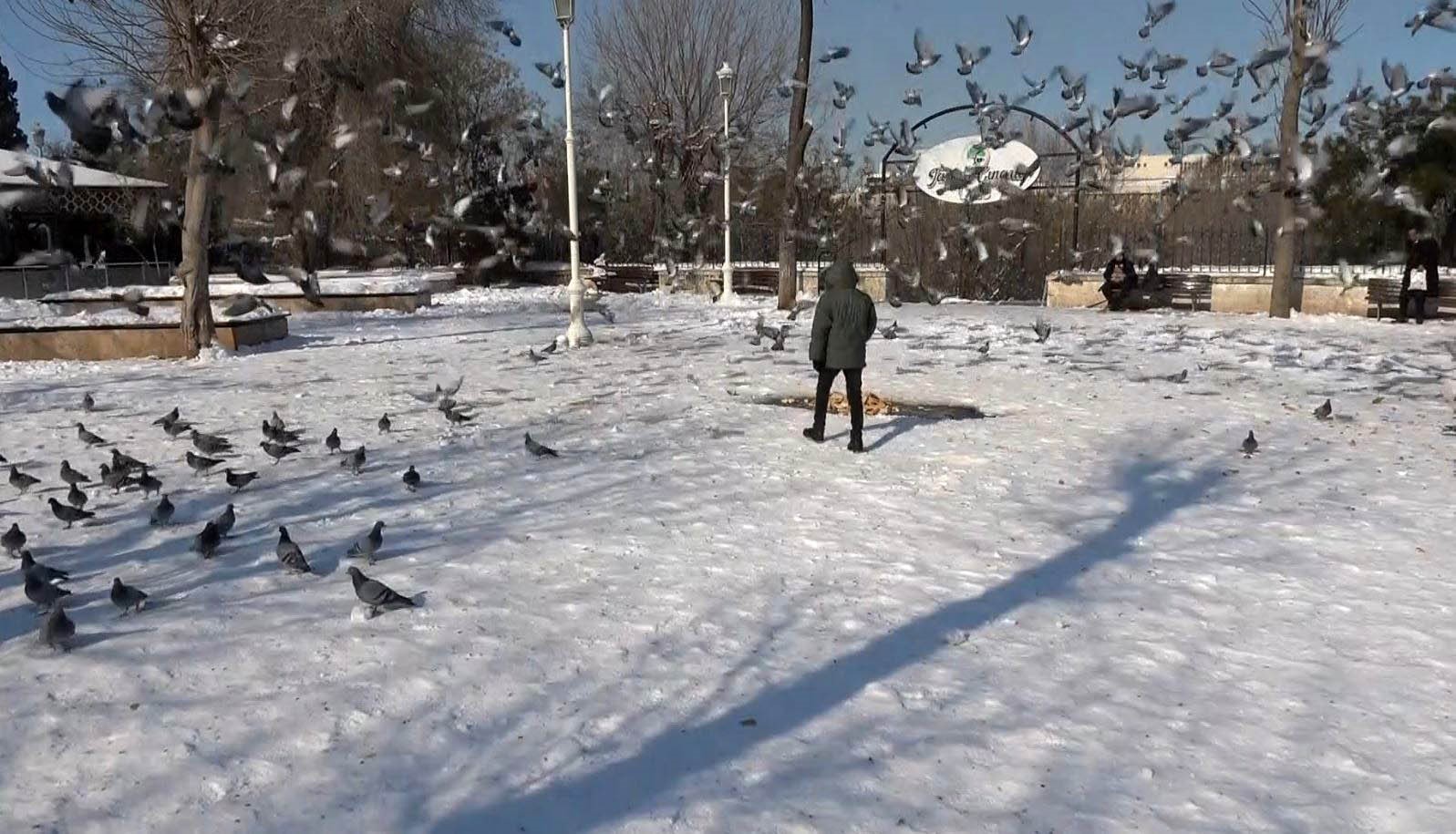 Gaziantep’te vatandaşlar kar ve güneşin tadını çıkardı
