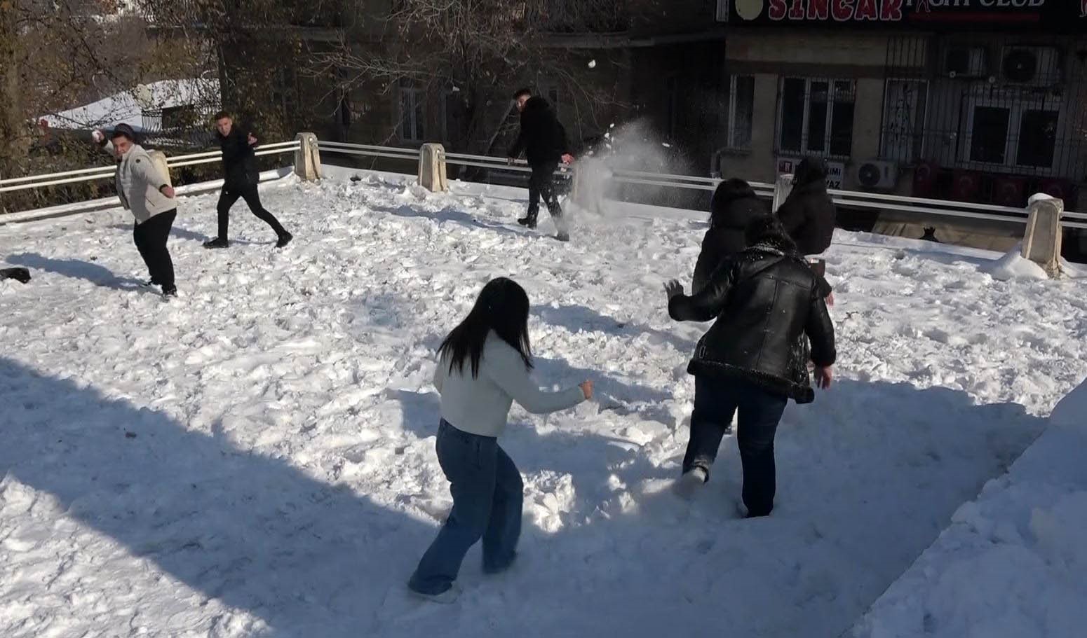 Gaziantep’te vatandaşlar kar ve güneşin tadını çıkardı
